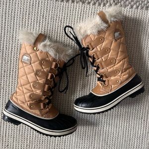 Like new Sorel Joan of Arch Snow boots